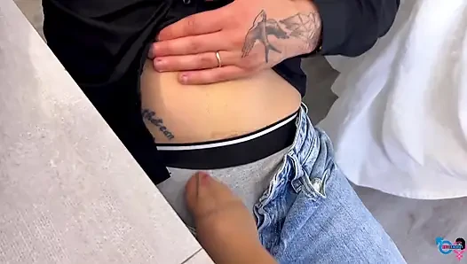 Bilgisiz sekreter sadece ayaklarını yalattırıp penis emmekte iyidir