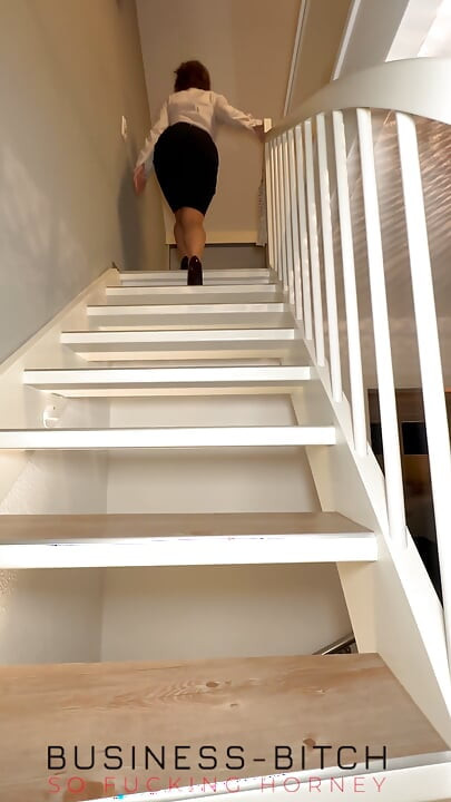 Secretaria de oficina seria caminando, desnudarse y posando para usted - business-bitch