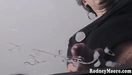 Büyük memeli amilia onyx ayakla mastürbasyon yapıyor ve sikiliyor