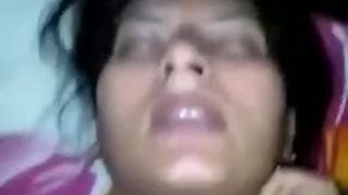 Une belle-mère indienne nue se fait baiser