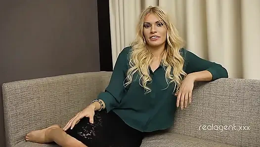 İri göğüslü Goldilocks sapphic oyunları sırasında götünde büyük dildo hissetmeyi seviyor