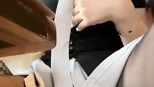 Alışveriş merkezinin içindeki kahve dükkanında boşaldım