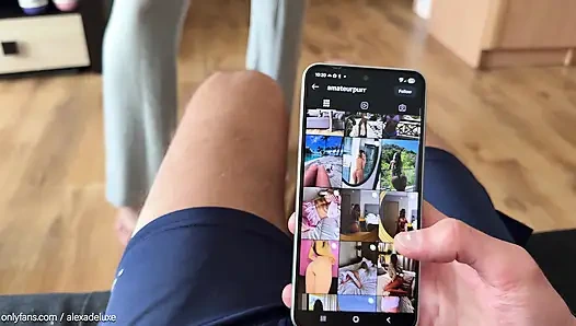 Teman sekamarku yang hot mergokin aku lagi ngentot foto di kamar mandinya, dia malah ngentot kontolku - pov