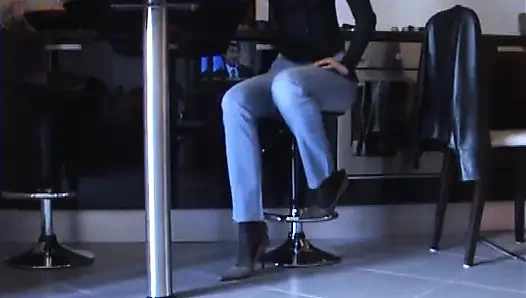 Игра с обувью в черных колготках и розовых насосах