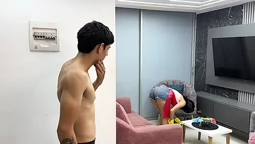 Akhirnya aku ditinggalkan sendirian sama pembantuku, aku akhirnya ngentot pantat sempitnya habis-habisan.