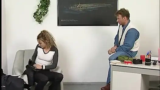 Sarışın genç kız dildolarla dolu odada amını parmaklıyor