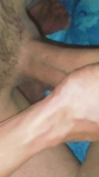 아름답고 즙이 무성한 유부녀와 해방된 보지를 덮는 덤불에 사정할 때까지 그의 큰 자지를 문지르기. | 클립 2