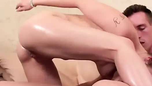 Brünette mit einem erstaunlichen arsch wird hart auf dem sofa genagelt