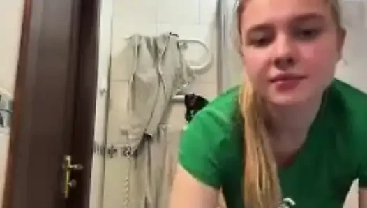 Сумасшедший сквирт и глубокая глотка с большим дилдо
