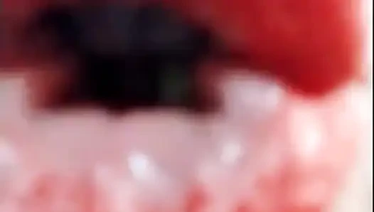 Roter lippenstift mit mund-tour