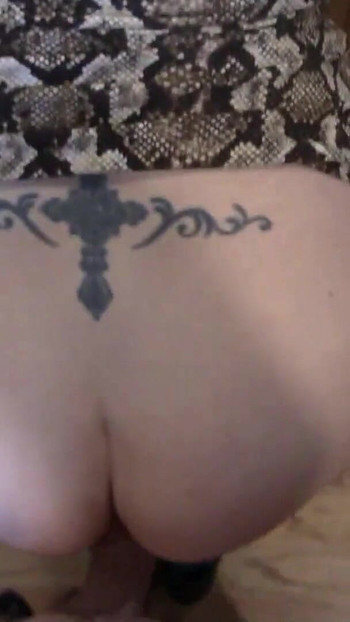 Kötelező megosztandó pillanat a "Szexi milf készen áll és vár" című filmből
