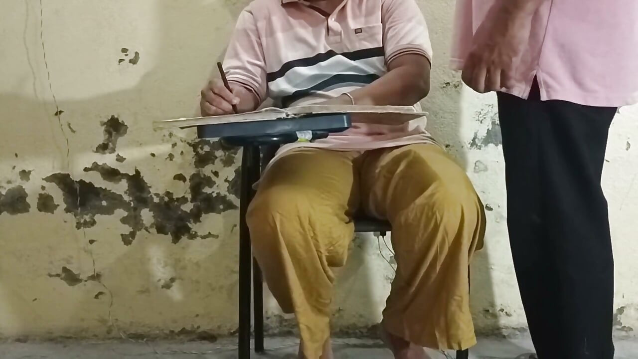 Piękny seks Desi Bhabi z młodszym przyrodnim bratem