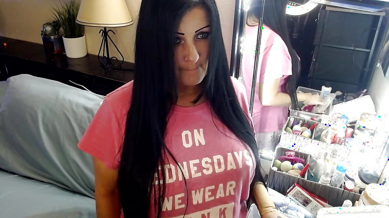 Yawning MILF Doing Makeupnails Some Chat