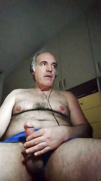 Drkala sam svoj kurac dva sata, napokon sam svršila