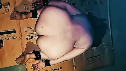 Секс-рабыня используется на складе