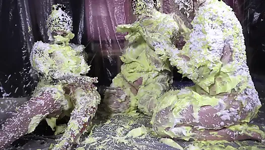 Cheyenne Hannah ve Skyler ile köpük eğlencesi