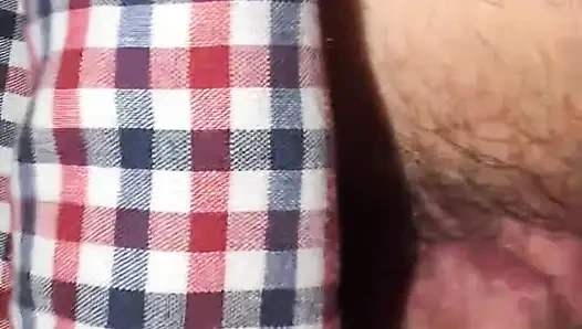 Seksi dölle ıslanıyor ve hala 3 delikten büyük yarakla devam ediyor ve her yerine boşalıyor ve sonra göt deliğiyle oynuyor