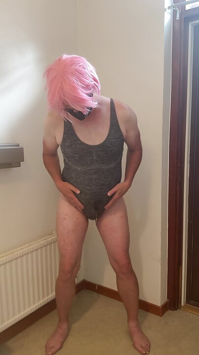 กระหรี่ผมสีชมพูช่วยตัวเองและน้ําแตกและทําให้ตัวเองเปียก