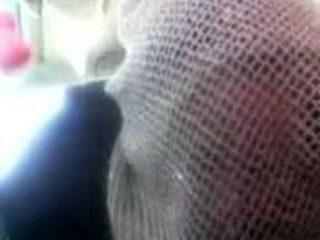 戴着穆斯林头巾的阿拉伯女人在车里吮吸鸡巴