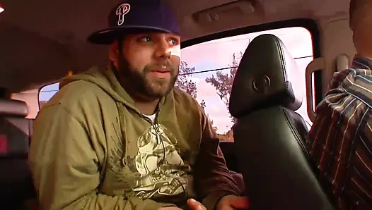 Горячая блондинка-автостопщица скачет и хорошо трахается