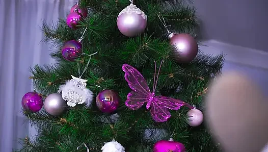 Gadis-gadis hot merayakan Natal bersama dan berbagi kontol dalam berbagai posisi