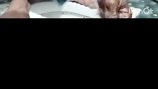 FTM'nin büyük yarağı mastürbasyon yaptıktan sonra boşalıyor