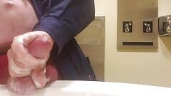 Pisse et éjaculation de nombreuses éjaculations dans les toilettes publiques
