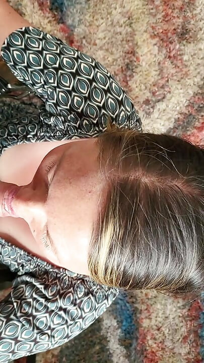 Super sexy schwanzlutschende göttin schluckt all das sperma, während sie immer und vorn laut stöhnt