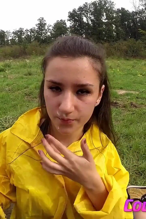 Ein heißer pvc-regenmantel-blowjob