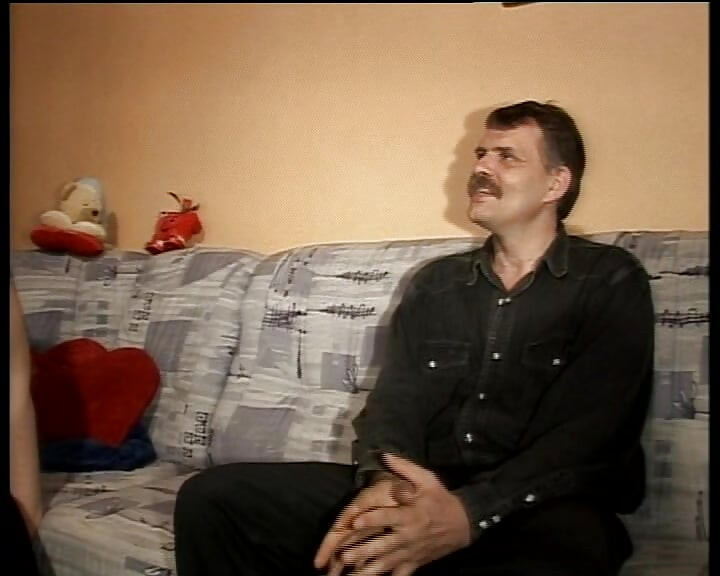 Debela njemačka kurva puši kurac i uživa u akciji prstima
