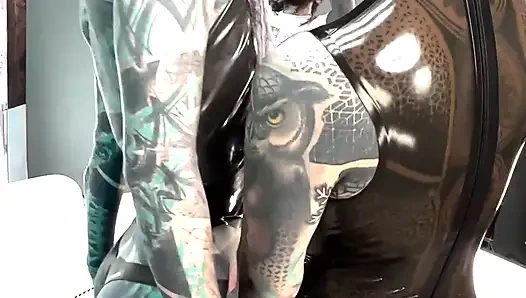 Latex und power spielen bts chaos, während wir versuchen, den catsuit nicht zu brechen