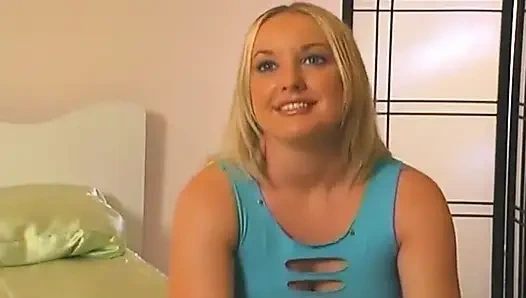 Memek cewek hot rambut pirang ini dijilat dan di-fingering sampai menetes