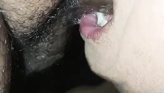 Dia mengisap penisnya tanpa mengeluarkannya dari tenggorokannya, hanya berhenti ketika itu benar-benar lembut.