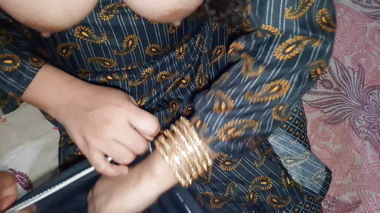 Üvey anne babasının yokluğunda üvey oğlunu seks yapmaya baştan çıkarıyor
