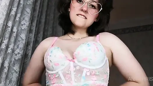 Ibu tiri nakal ini minta ketiaknya untuk ngocok kontolnya sambil topless