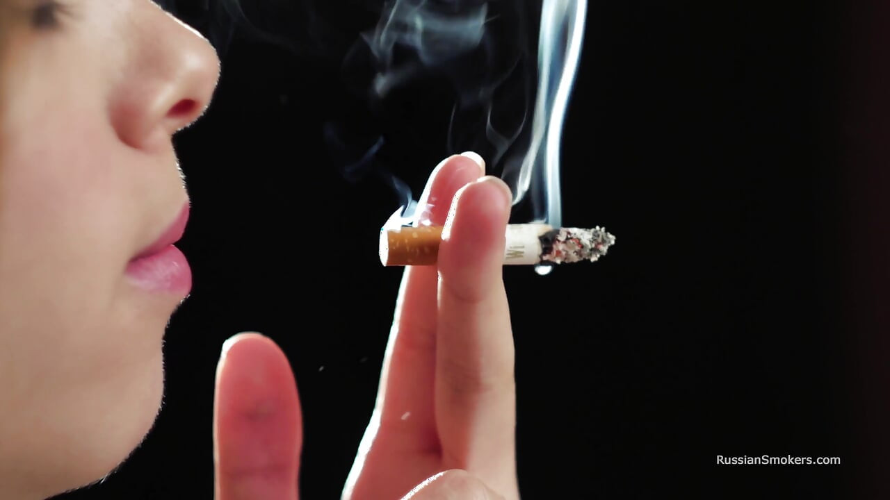Ultra hd - belleza rusa fumando cigarrillos junto al mar