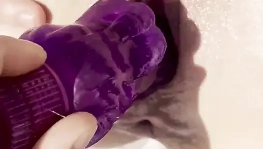 Женщина Фонтан Фистер вокруг своего бассейна