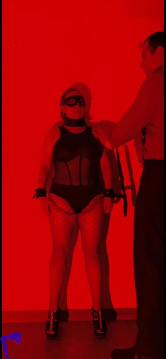 Sclavă matură sexy legată folosită tare: biciuită, ceară fierbinte pe țâțe și muie dură pentru stăpân