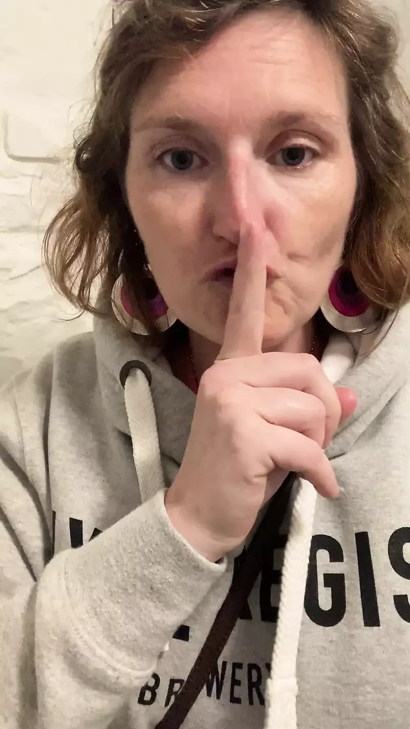 从真正的，生气的雷切尔·Wriggler撒尿，她在这里与新朋友和粉丝一起庆祝单身生活！