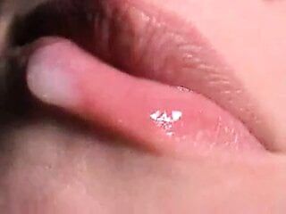 Close-up de porra na boca do namorado