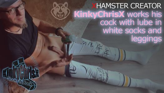 Kinkychrisx 穿着白袜子和紧身裤，用润滑油给他剃光的鸡巴工作，射精