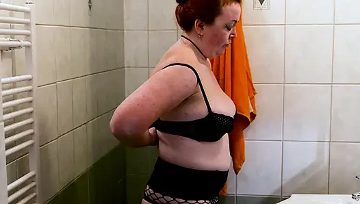 Nackte Nicole Bunny unter der Dusche