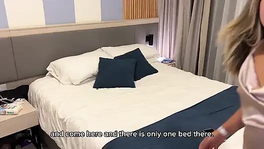 Üvey kız kardeşimle aynı otel yatağını paylaştım ve her şey kontrolden çıktı