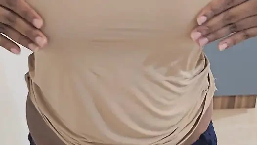 Komşu kız göğüslerini teşhir etti