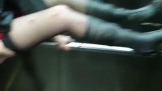 Жена показывает киску в лифте