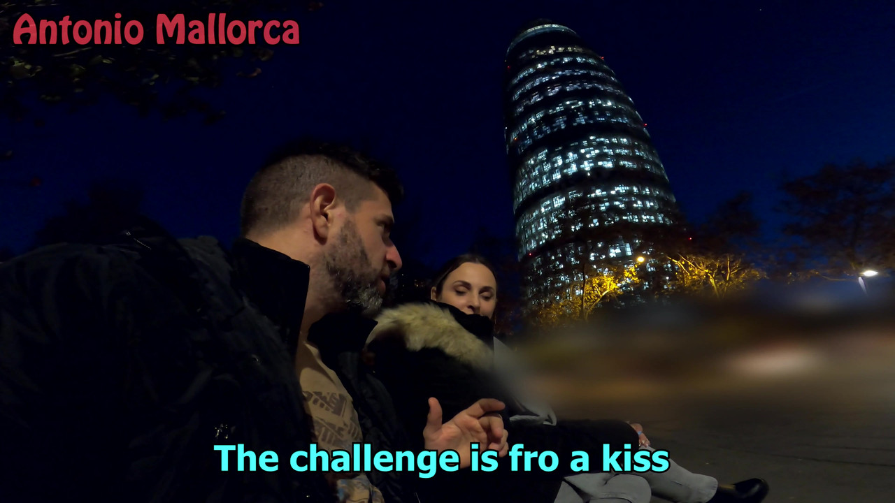 在我丢了airbnb后，热辣的大屁股西班牙人邀请我去她的酒店房间