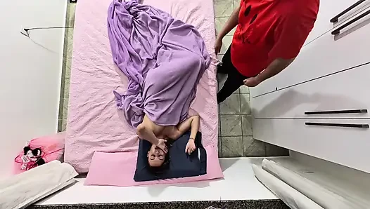 Ayah tiri melepas kostum karnavalnya dan ejakulasi di mulutnya.