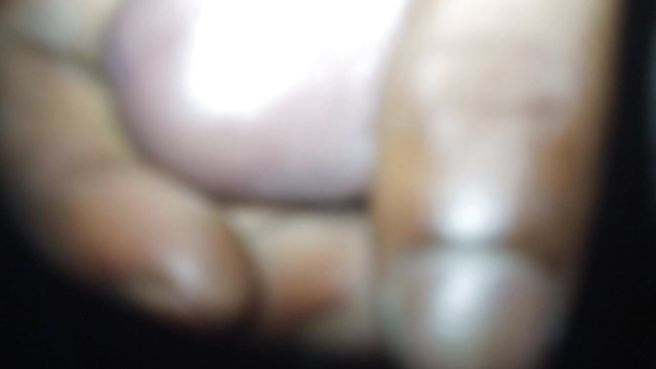 I couldn't help myself after seeing the big breasts in the video, so I gave my hand to Hendel