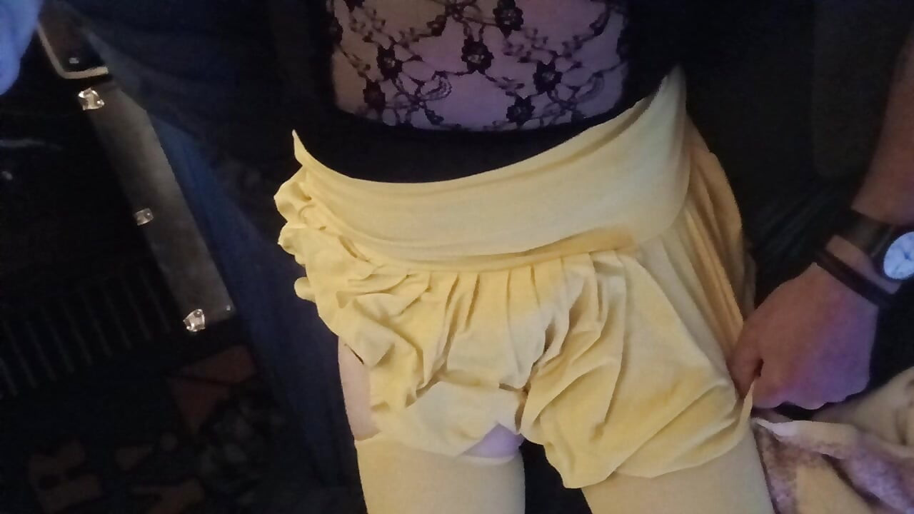 Un garçon en culotte joue dans quelque chose de nouveau