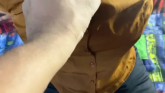 Stiefbrudchen fickte ihre muschi, als sie durch gerissene hosen gesehen wurde